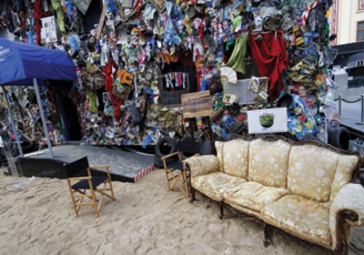 El artista alemán H. A. Schult diseñó el primer hotel del mundo hecho con basura. (Foto: Notimex)