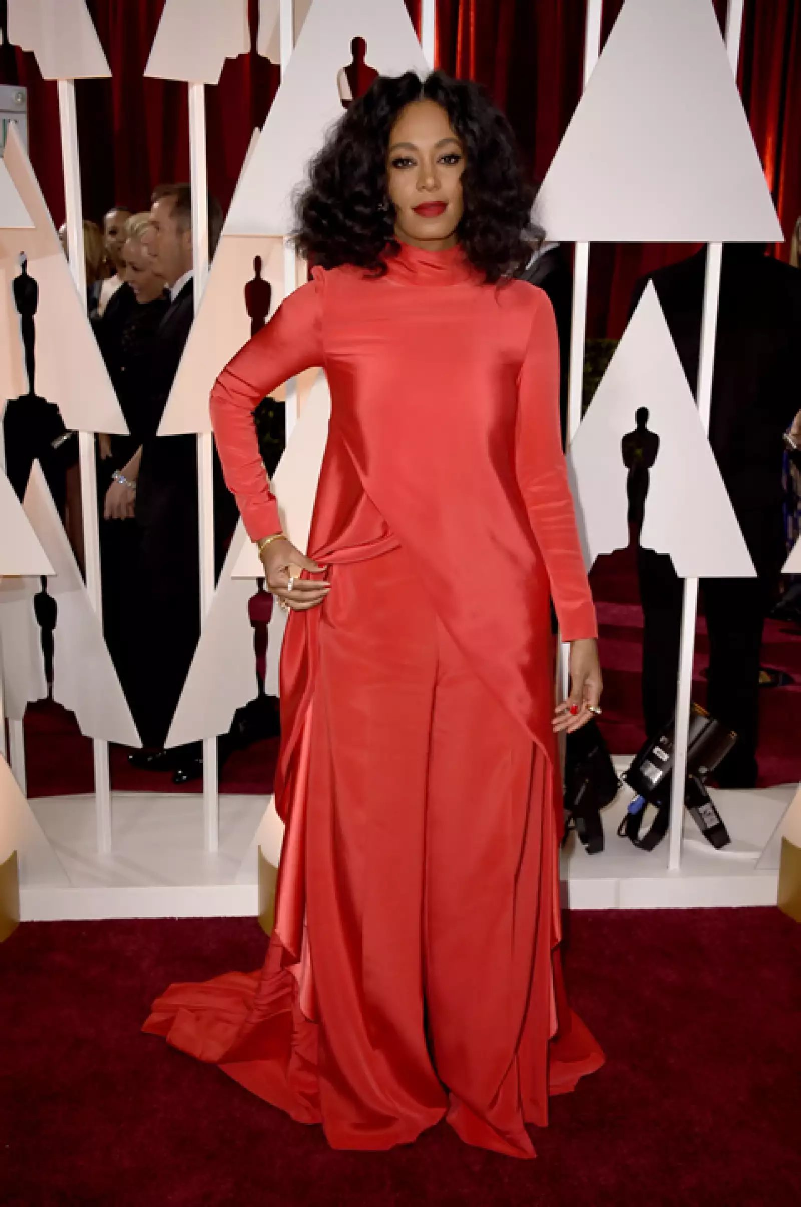 Solange usó un diseño rojo de Christian Siriano que no favorece su figura.