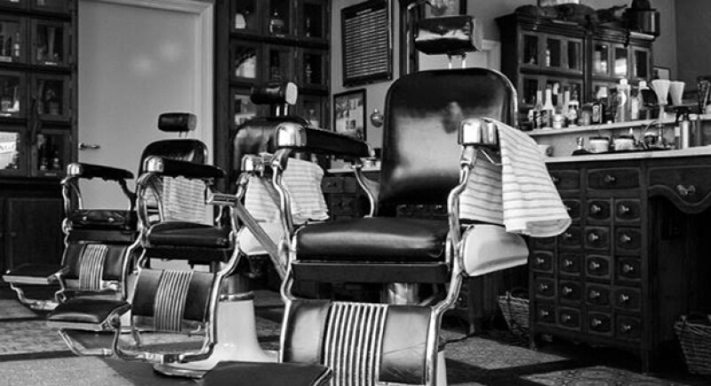 Las clásicas barberías, caracterizadas por los suelos blancos con negro, las sillas de piel y los iconicos postes de barbero en blanco y azul, son un simbolo más de la época.