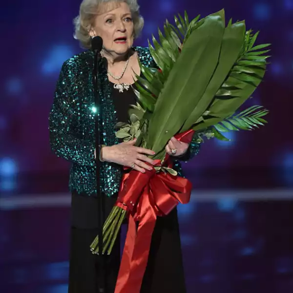 Betty White recibió un reconocimiento llevandose los aplausos del público.