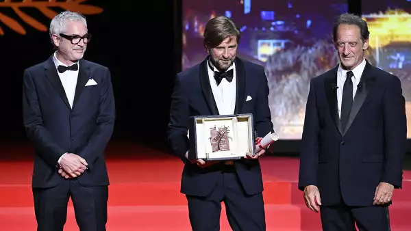 Alfonso Cuarón entrega la Palma de Oro en la edición 75 del Festival de Cannes