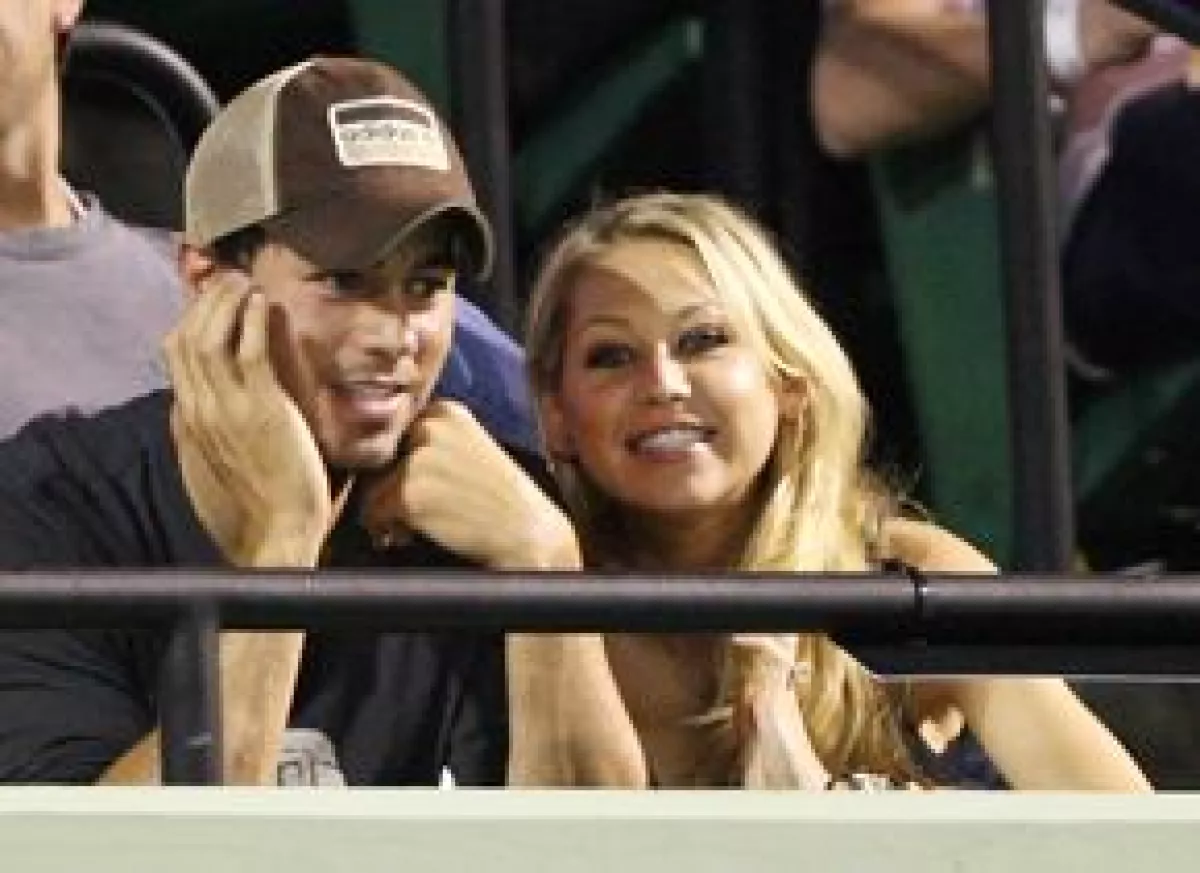 Iglesias y Kournikova asistieron a un partido de tenis en Key Biscayne, Florida, en donde no pararon de reír, charlar y darse besos.