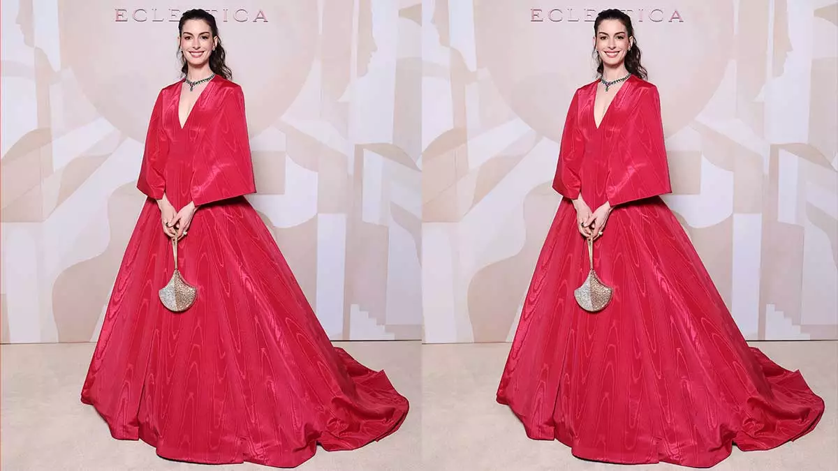 anne-hathaway-valentino-milan