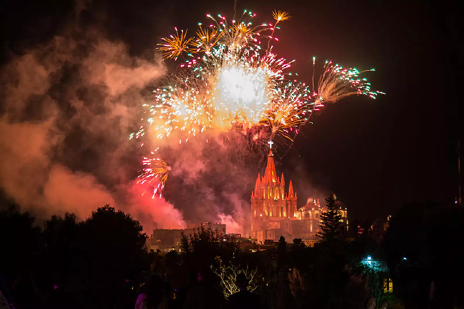 Fuegos artificiales iluminan la mágica ciudad
