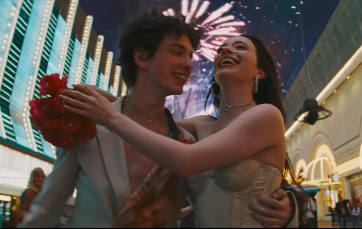 Foto de una escena de la película 'Anora' con Mikey Madison y Mark Eydelshteyn en sus personajes de Ani y Vanya respectivamente.
