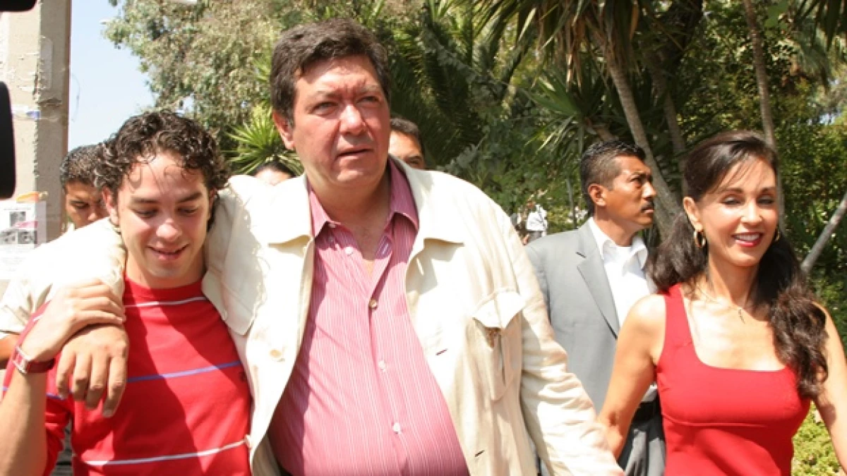 hank rhon con uno de sus hijos y su esposa