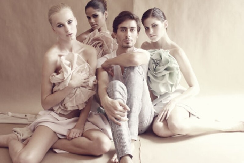 El diseñador Kris Goyri posa junto a modelos con sus diseños recientes.