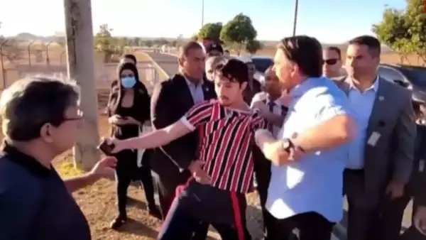 bolsonaro-discute-con-influencer-brasilia