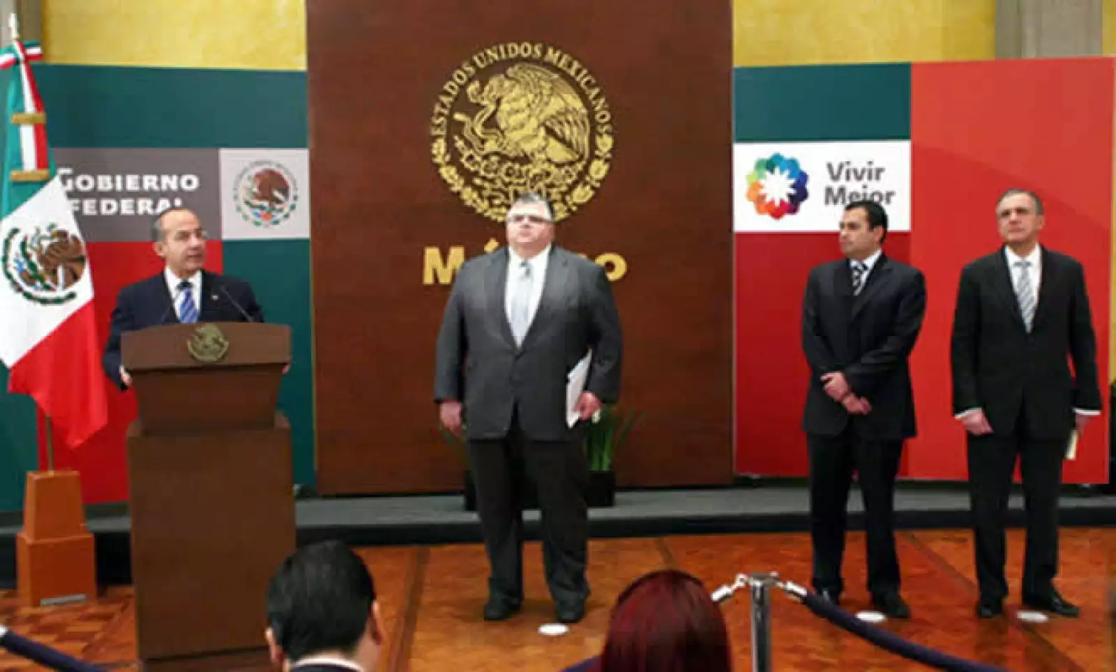 A reservas de la decisión del Congreso, Carstens quedará como Gobernador del BM, Ernesto Cordero titular de Sedesol irá a Hacienda y Heriberto Féliz Guerra, subSecretario de Economía quedará en el lugar de Cordero.