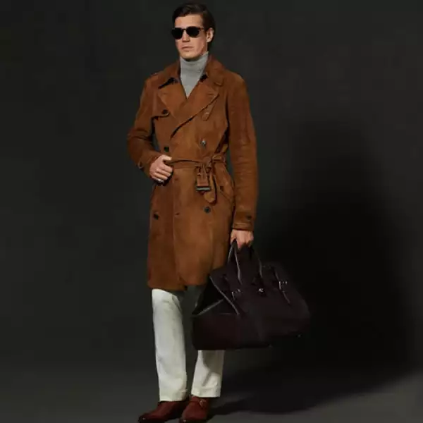 La impecable gabardina en suede de Ralph Lauren.