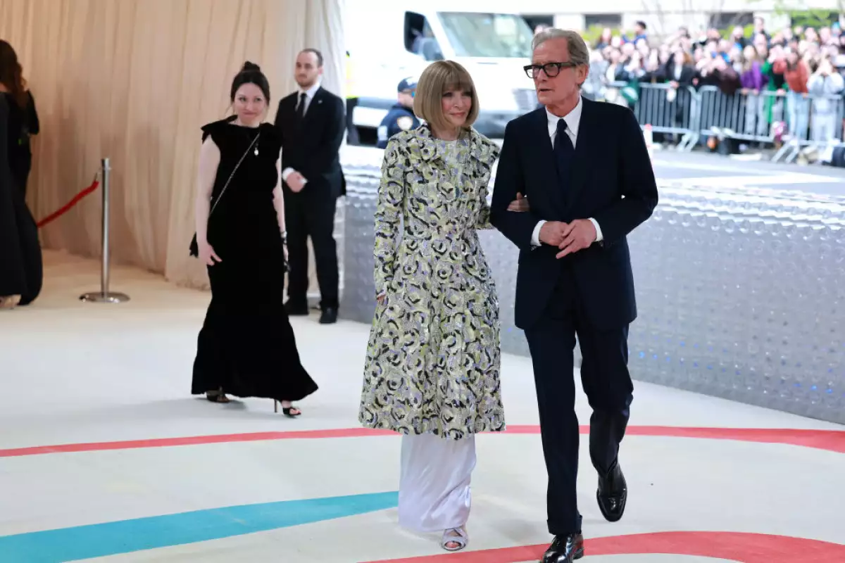 foto de anna wintour y bill nighy llegando a la met gala 2023