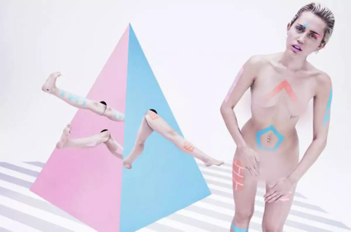 En las fotos, Miley se presenta totalmente al desnudo.