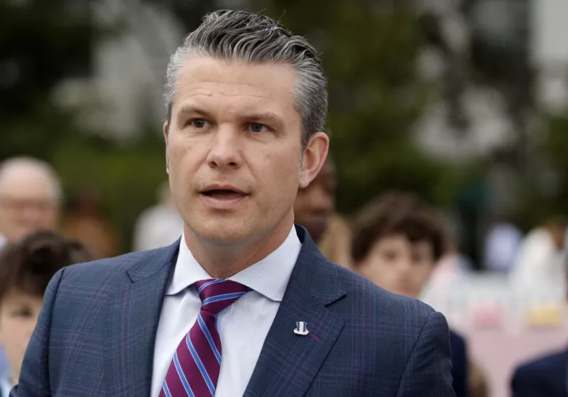 Estados Unidos El Secretario de Defensa Pete Hegseth habla con los periodistas durante el Rollo de Huevos de Pascua de la Casa Blanca en el Jardín Sur de la Casa Blanca el 21 de abril de 2025 en Washington, DC. La Casa Blanca dijo que esperan que miles de niños y adultos participen en la tradición anual de liar huevos de colores por el césped de la Casa Blanca, que fue iniciada por el presidente Rutherford B. Hayes en 1878.