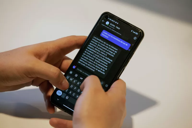 manos con un celular checando la plataforma de Technical Xpert de Microsoft
