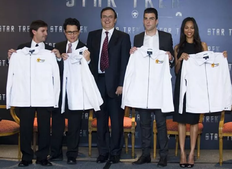 El jefe de gobierno del DF se reunió con el elenco: Roberto Orci, J.J Abrahams, Zaachary Quinto, Zoey Saldana, quienes están de visita en México para el estreno de la película.