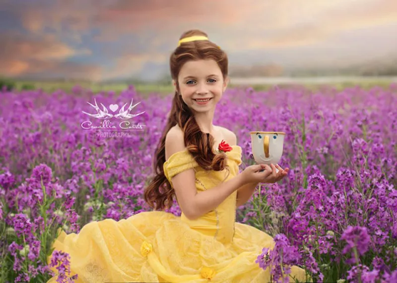 Tener una mamá fanática de Disney y fotógrafa tiene sus ventajas. Conoce la obra de Camillia Courts, la fotógrafa que transporta a su hija a escenarios llenos de magia.