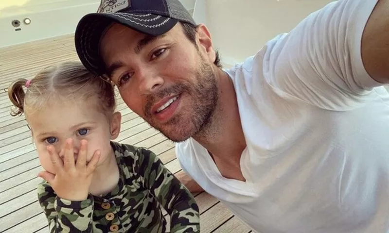  Enrique Iglesias y su hija Mary