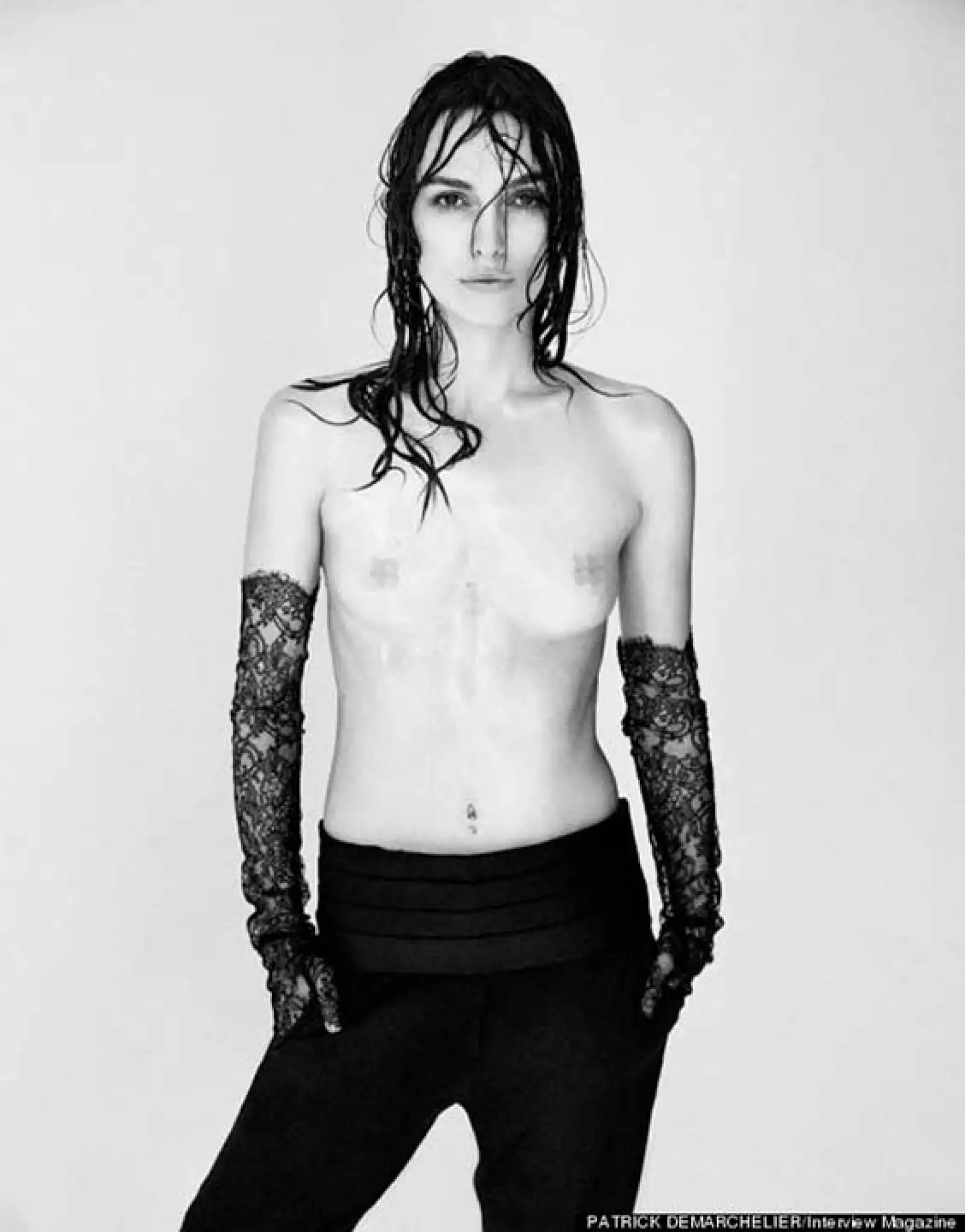 Hace unos ayeres, Keira Knightley posó desnuda para el reconocido fotógrafo, Patrick Demarchelier. La única condición que ella puso, fue que no se hiciera uso del Photoshop.
