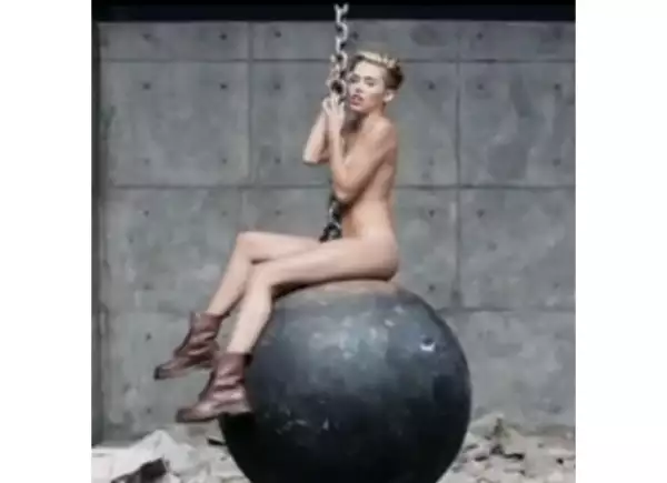 Desde que se publicó el video "Wrecking Ball" comenzaron a circular una serie de imágenes que hacen referencia al momento del video  en el que la cantante se desnuda abrazando una bola de demolición.
