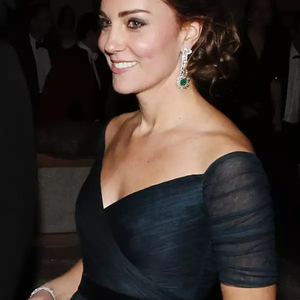 Para la cena de celebración de los 600 años de St. Andrews, la Duquesa llevó el pelo en un low bun con chinos. Su maquillaje no fue pesado, haciéndola lucir elegante, clásica y muy glamourosa.