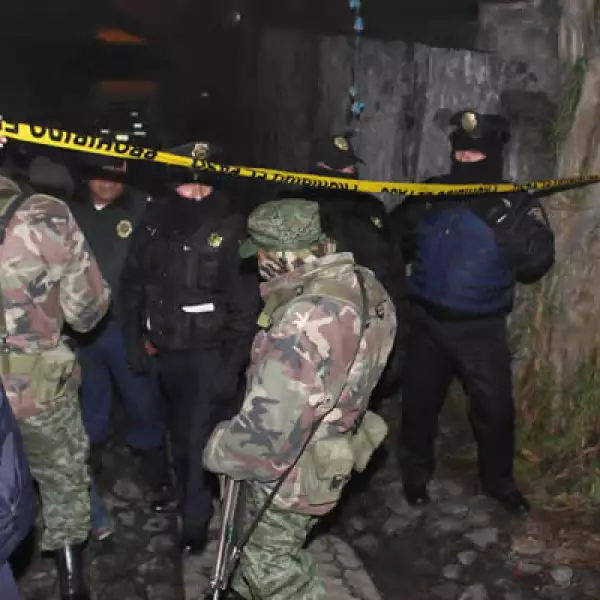 Elementos de policía acordonaron la zona donde cayó el helicóptero que venía de Toluca.