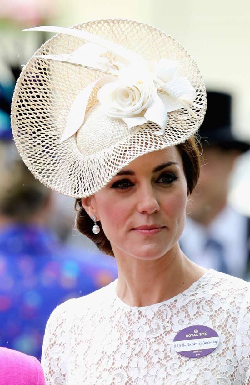 Kate le dio un completo giro a su vestido con un sombrero Jane Taylor en tono crema.