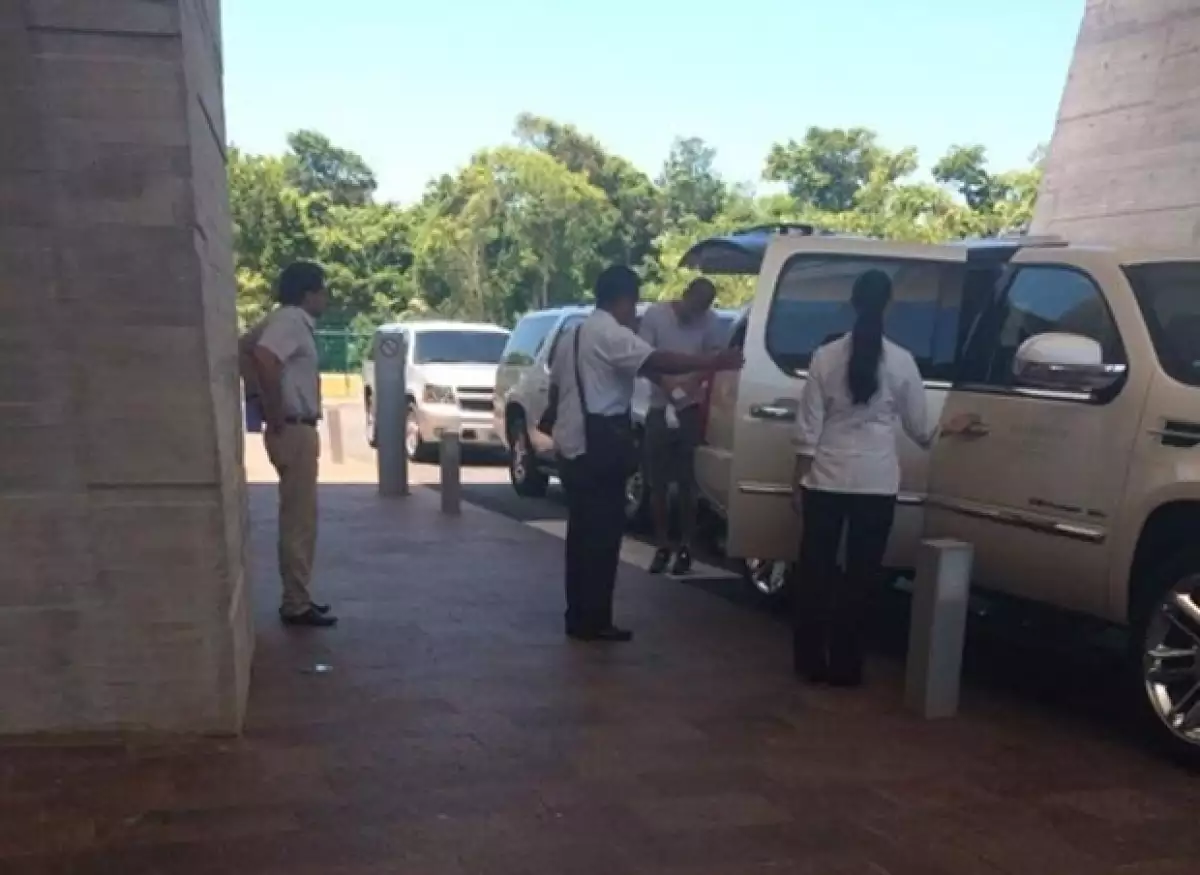 La pareja fue recibida por personal del exclusivo resort el pasado martes .