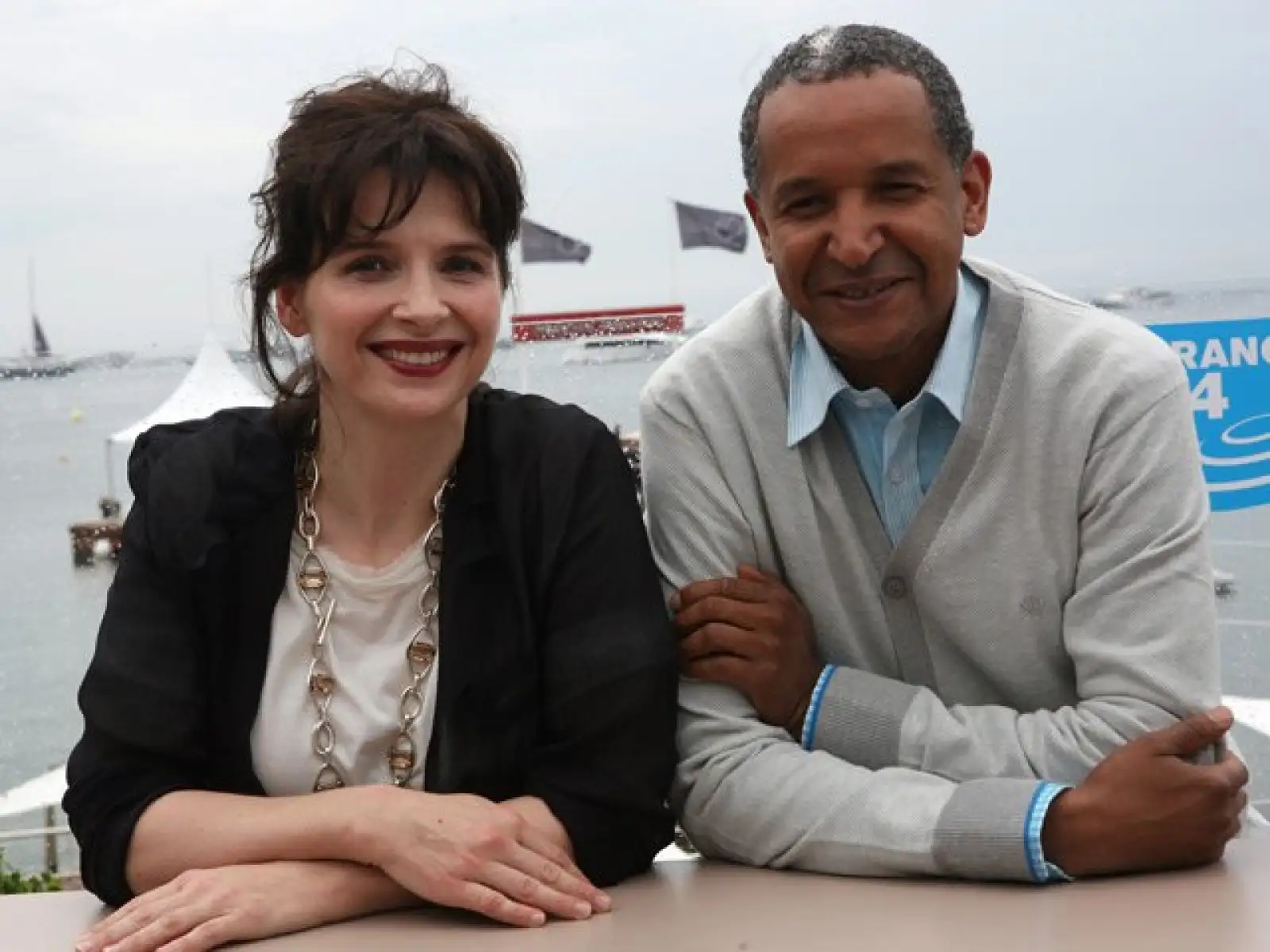 La actriz francesa y el director malí Abderrahmane Sissako decidieron posar juntos en la inauguración del festival en el Film World Pavillon.