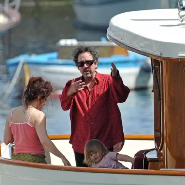 Tim Burton, Helena Bonham Carter y sus hijos se tomaron unas vacaciones en Italia y pasearon en yate