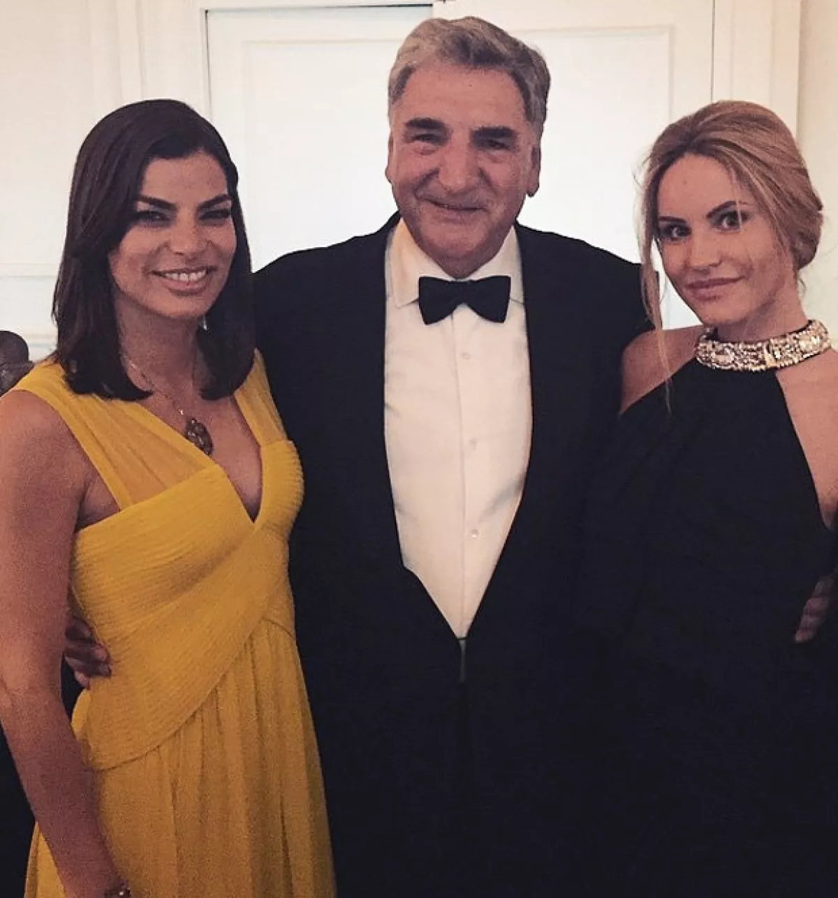 La empresaria se tomó una foto con Jim Carter, quien realizó el papel del mayordomo en Downtown Abbey.
