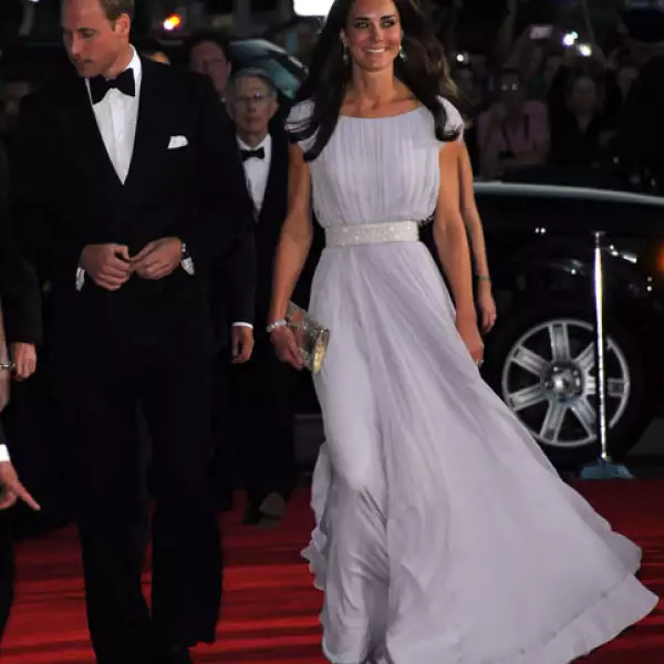 El Príncipe Guillermo se destacó por su elegancia, pero las miradas cayeron en Kate Middleton, quien lució un vaporoso vestido de Alexander McQueen en un tono lavanda muy claro, unos pendientes prestados por la reina Isabel II y clutch y sandalias de Jimmy Choo.
