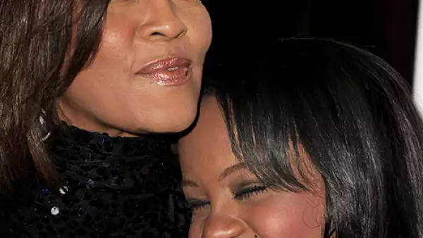 La hija de Whitney Houston fue despedida por familiares y amigos; para darle el último adiós, su mamá también se hizo presente.