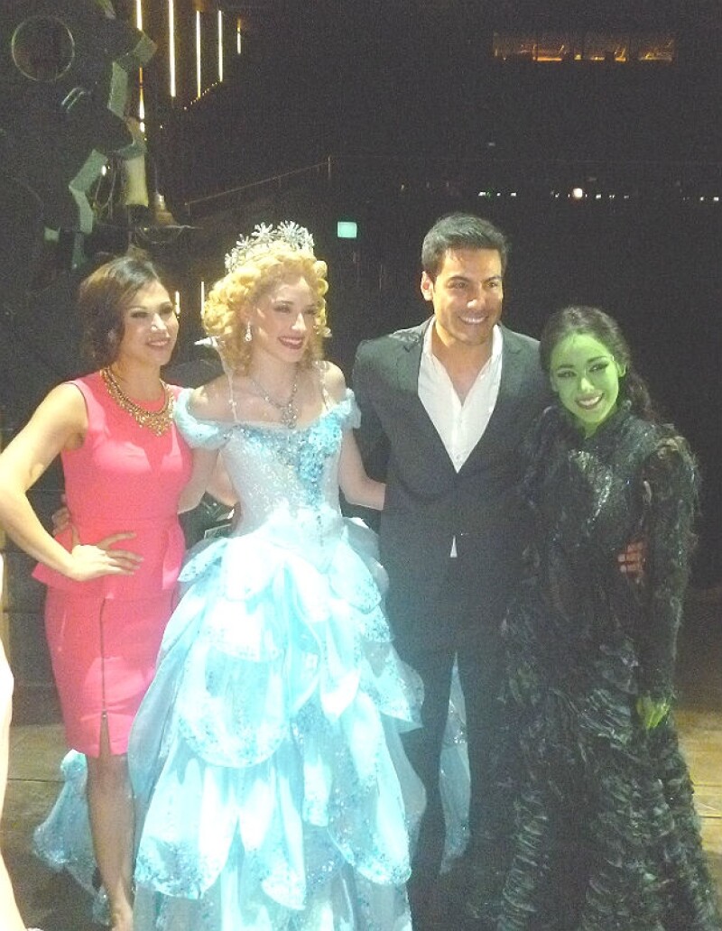 Bianca Marroquín, Ceci de la Cueva, Carlos Rivera y Danna Paola tras la función.