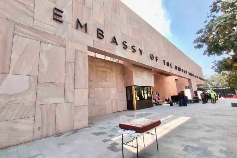 Recorrido por las instalaciones de la "Nueva embajada de Estados Unidos en Mexico" ubicada en la colonia Irrigación de la colonia Miguel Hidalgo. El recinto de siete niveles albergará 81 ventanas consulares, el Centro Benjamín Franklin y contará con un sistema de paneles solares para su alimentación eléctrica.