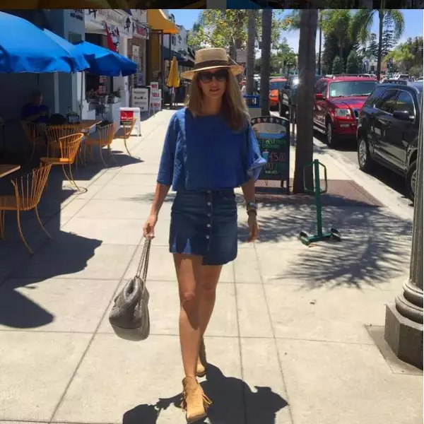 Marcela Cuevas en California. Básico de verano: mini falda de mezclilla.