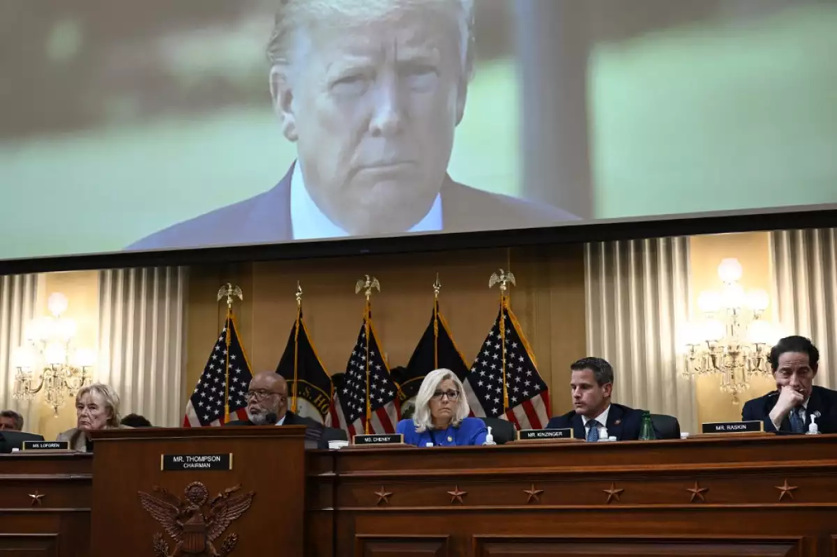 Una fotografía del expresidente de Estados Unidos, Donald Trump, es vista en la pantalla durante una audiencia del comité que investiga el ataque al Capitolio del 6 de enero de 2021. 