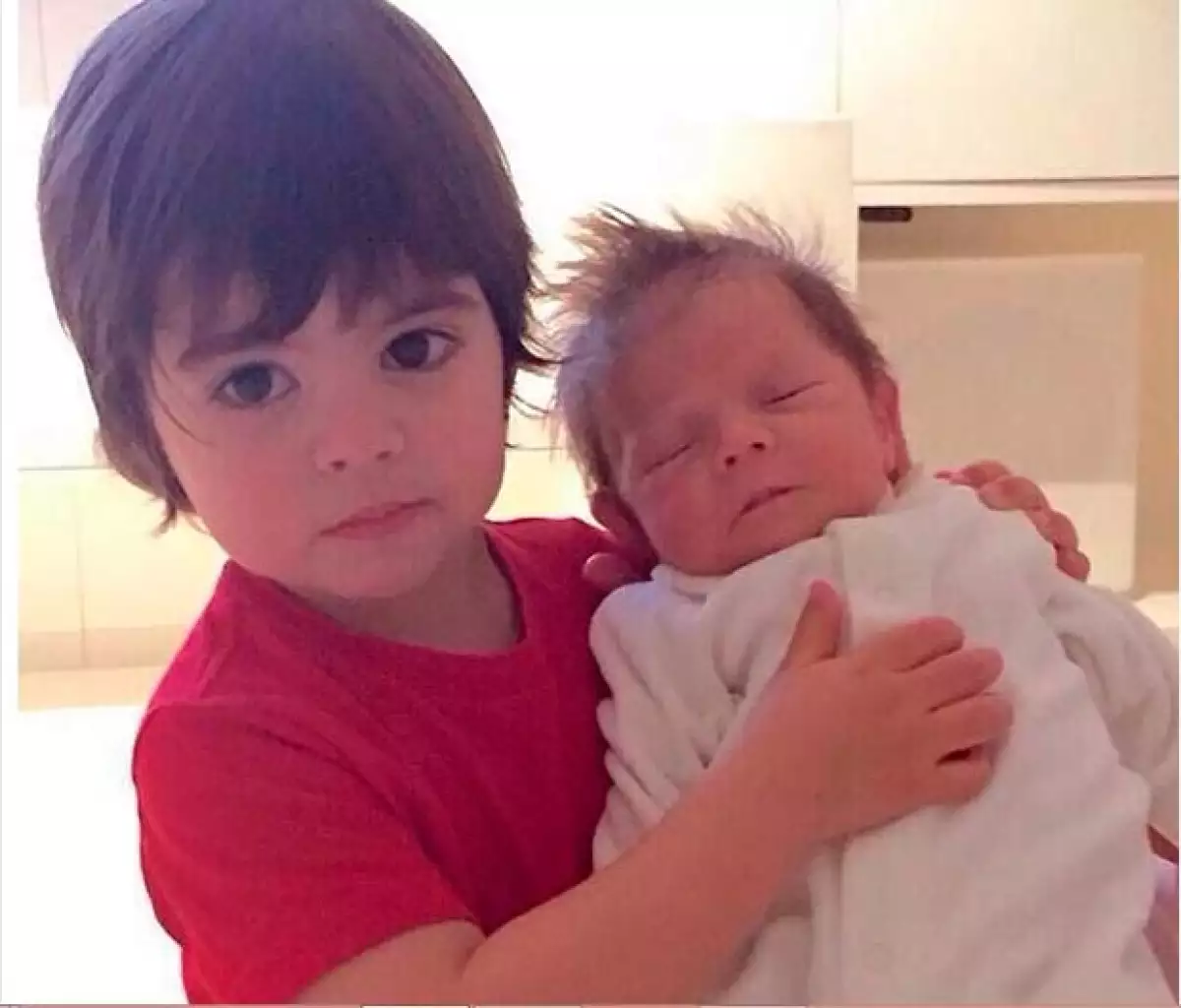 Sasha y Milan son los bebés más tiernos del showbiz, y además son altamente presumidos por sus padres.