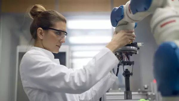 Ingeniera revisando un robot