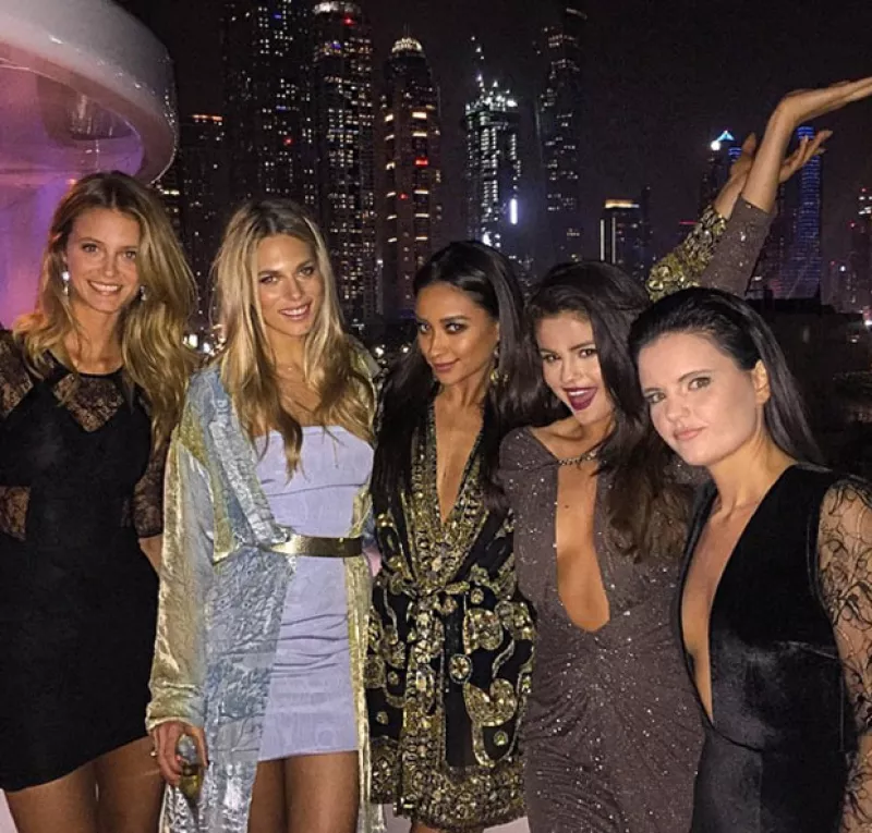 La cantante, quien hace unos días viajó a los Emiratos Árabes Unidos con Kendall Jenner y otras amigas, se encuentra celebrando por la llegada del 2015.