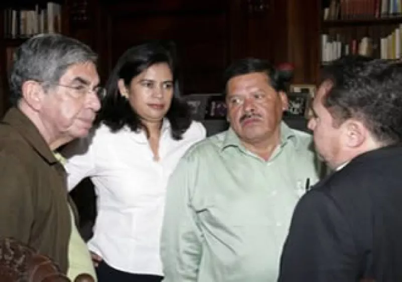 Oscar Arias (izq) se reunió con las delegaciones de las dos partes en conflicto de Honduras. (Foto: Reuters)