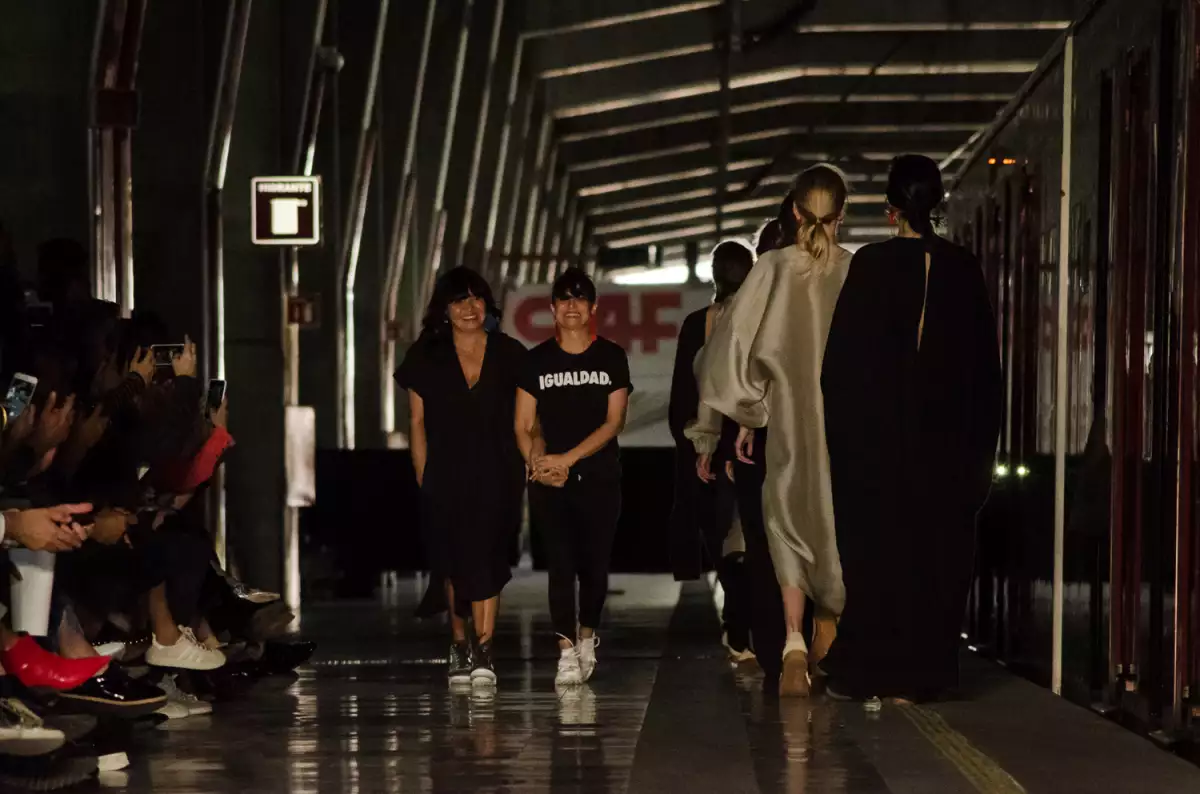 Desfile Julia y Renata en MBFWMx
