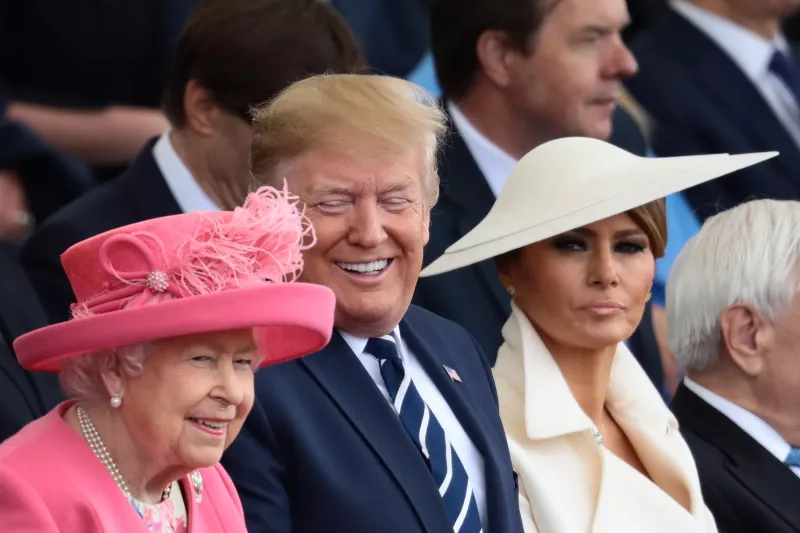 El presidente también llevó regalos para la reina y su esposo.