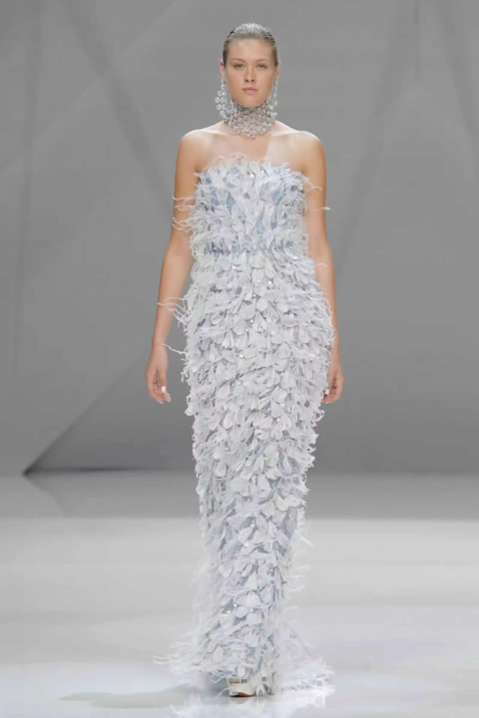 Vestido corte columna azul pastel con pluma de plumas de avestruz.