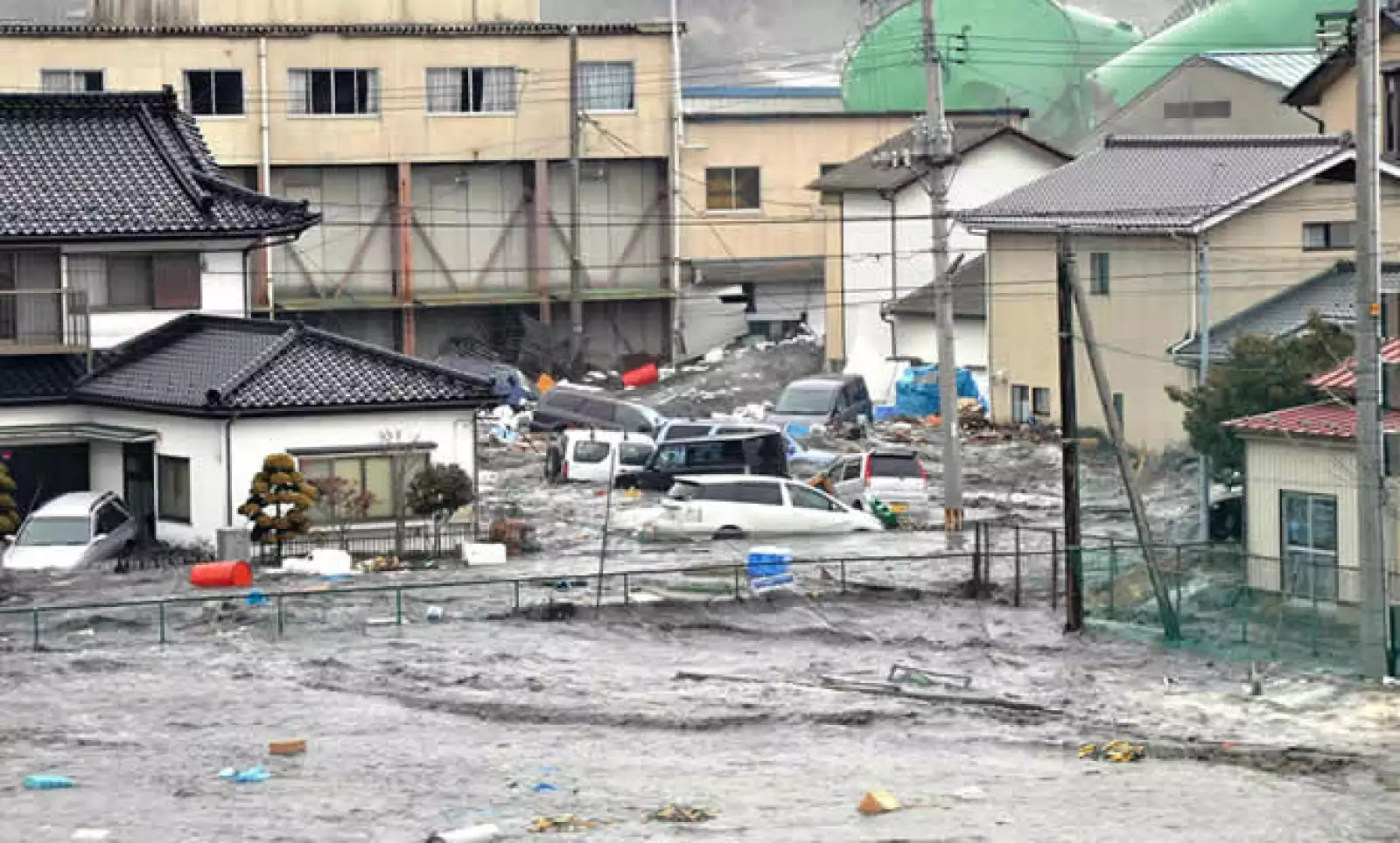 Calles inundadas después del tsunami en la ciudad de Kesennuma, en la región de Miyagi.