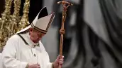 El papa Francisco reza durante la fiesta de la Epifanía en la Basílica de San Pedro en el Vaticano. 