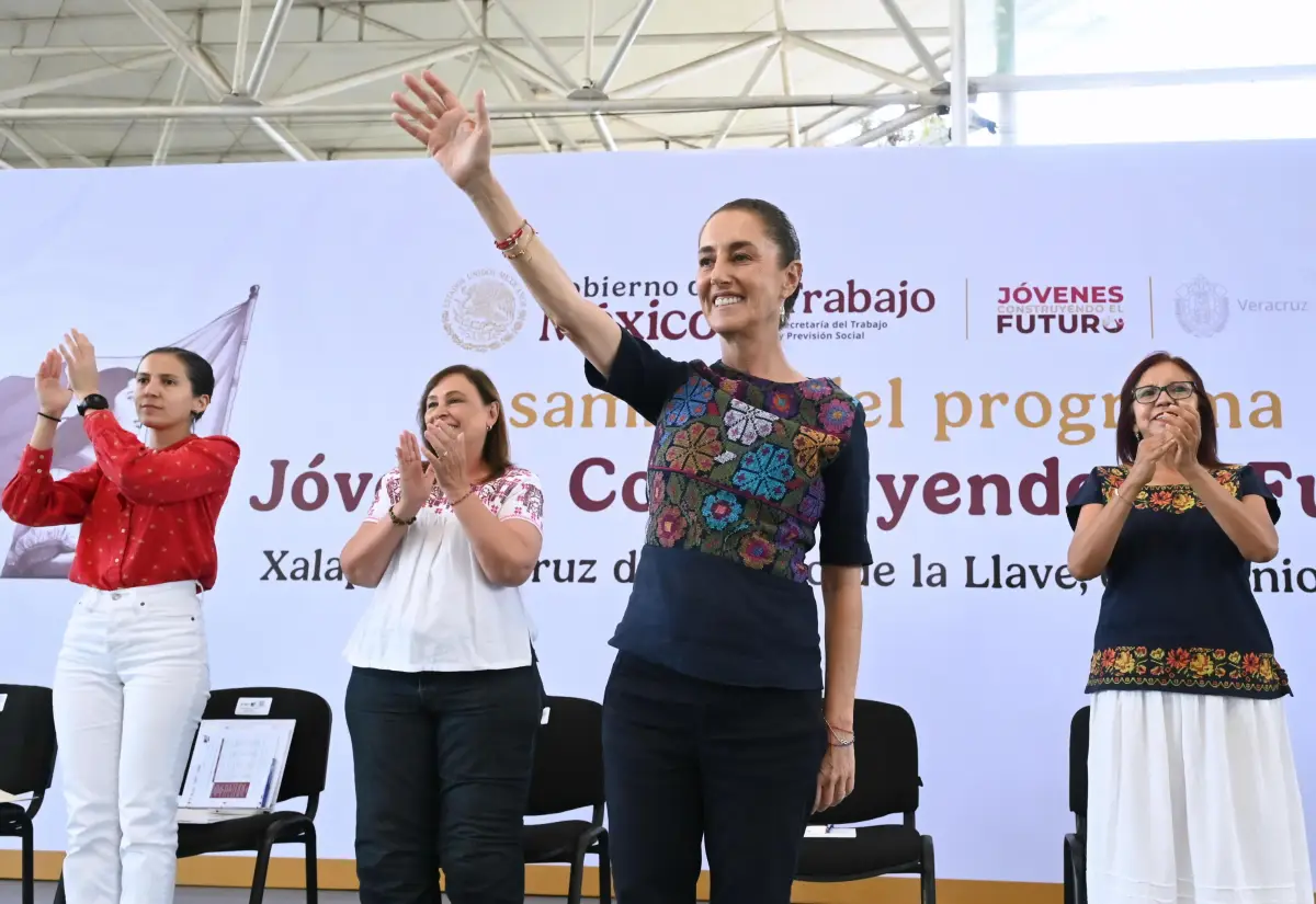 La presidenta Claudia Sheinbaum entrega apoyos del programa Jóvenes Construyendo el Futuro.