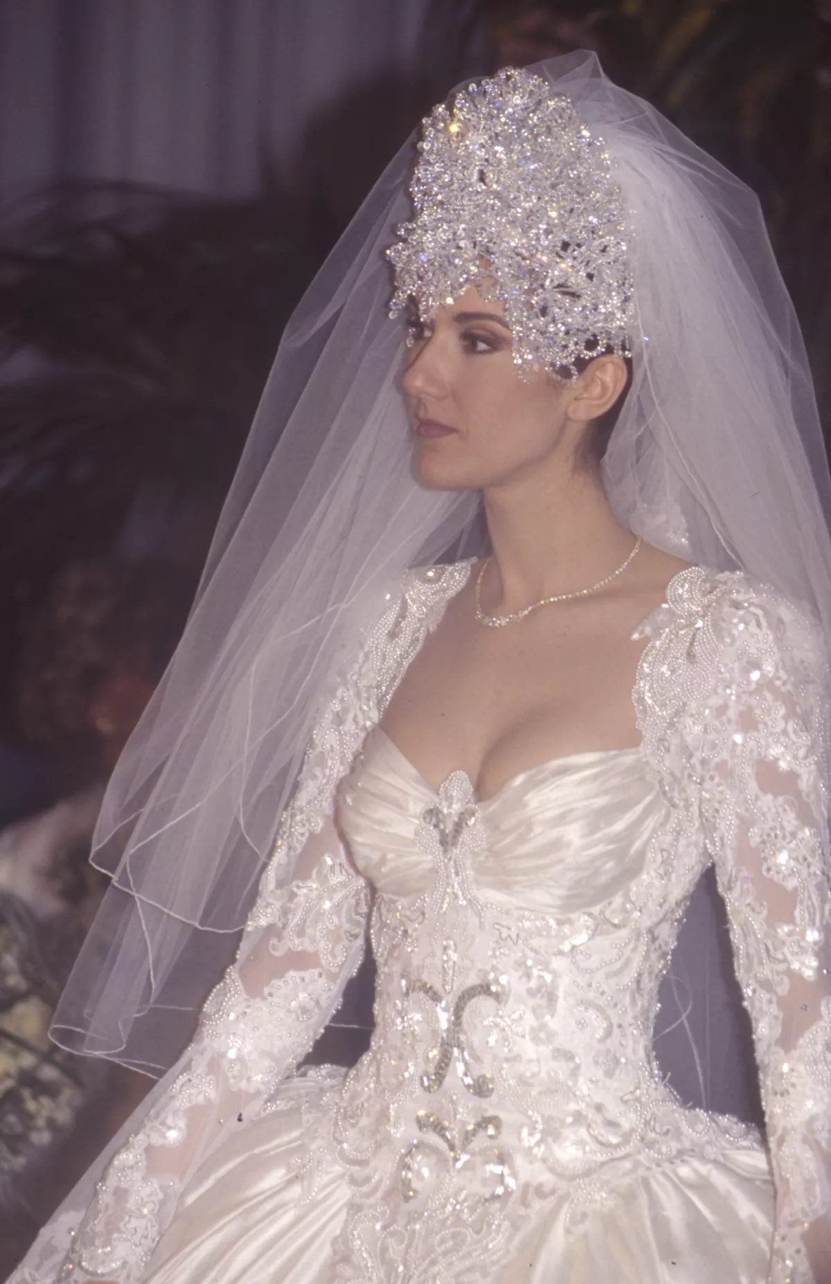Céline Dion confiesa que la tiara que usó en su boda la llevó al doctor 