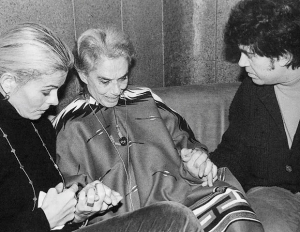 Lágrimas de despedida junto a Bibí Andersen y Pedro Almodóvar en la Residencia de Estudiantes, en 1993.