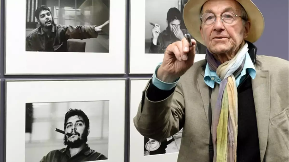El fotógrafo suizo René Burri al lado de algunas de las fotos que le tomó a Ernesto ?Che? Guevara