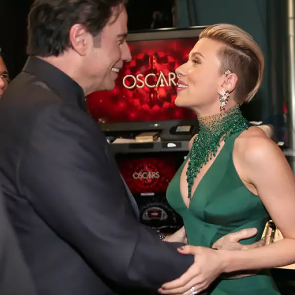 John Travolta y Scarlett Johanson intercambiaron palabras luego del extraño beso que él le plantó en la mejilla durante la red carpet.